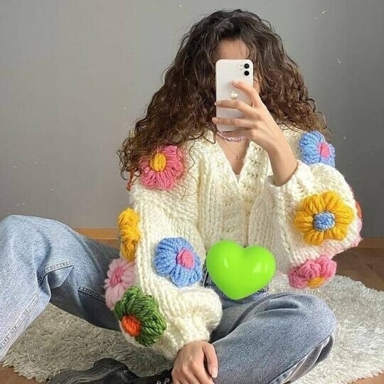 Женский кардиган с вышитыми цветами